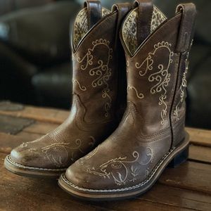 Smoky Mountain girls size 11 boots. Genuine leather. Worn 4 times.